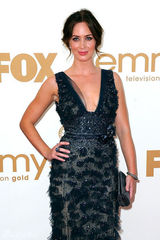 组图：艾美奖红毯 艾米丽-布朗特与老公亮相