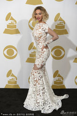 组图：碧昂斯镂空裙露背秀翘臀 与老公恩爱亮相