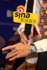 组图：何润东明星慈善夜专访 调侃“晒屁股”