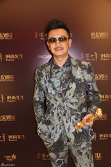 组图：吴镇宇时尚盛典帅气 钟丽缇绿裙秀性感