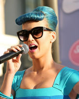 组图：凯蒂佩里蓝发爆乳似芭比 斗鸡眼表情鬼马