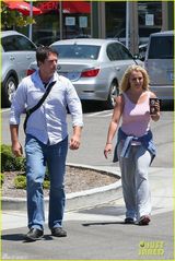 组图：布兰妮穿破洞装素颜出行 男友恩爱相随