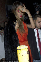 组图：蕾哈娜独过情人节显失落 流连夜店避镜头