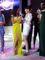 组图：吴莫愁获时尚奖 白色性感透视装亮相