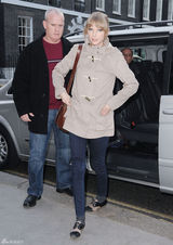 高清组图：泰勒-斯威夫特伦敦街拍马尾辫清新