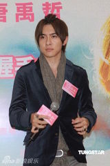 组图：唐禹哲献唱白色情人节 号召歌迷做慈善