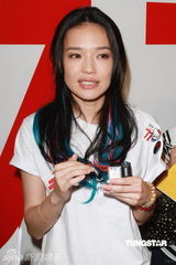 组图：舒淇素雅妆容现身香港为慈善代言