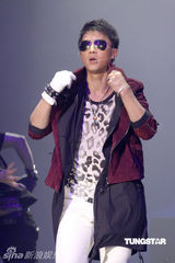 组图：韩庚帅气出席颁奖礼 现场热舞俊逸非凡