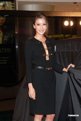 组图：谢婷婷袒胸装娇嫩亮相 摆造型大秀性感