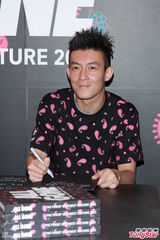 组图：陈冠希亮相签售全程沉默不说话