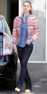 组图：杰西卡-阿尔芭素颜现身条纹外套搭牛仔裤