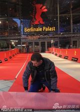 高清组图：柏林电影宫外忙碌不停 工作人员紧张布置