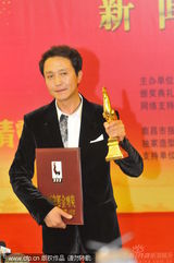 幻灯：周迅蒋雯丽同获金鸡影后 与影帝吴刚共举奖杯