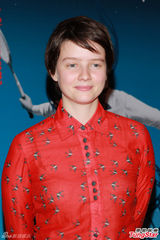 组图：法国演员宝莲艾特妮赴港 红裙俏皮靓丽