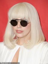 组图：GaGa古典白裙现格莱美晚宴 胸门大开性感