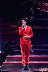 组图：陈奕迅压轴演唱 与女歌手热情拥抱