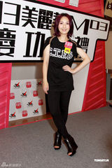 组图：杨千嬅黑衣亮相酷劲十足 谈婚礼难掩幸福之情