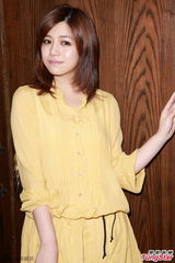 组图：陈妍希明黄裙装亮相 笑容甜美气质优雅