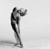 高清图：Lady GaGa穿舞鞋拍写真 大胆撩衣裸臀