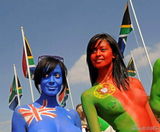 幻灯图：美女人体彩绘32强国旗 呼吁保护动物