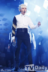 组图：INFINITE打榜夺冠 f(x)俏丽回归唱初恋