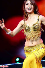 组图：广西电视台综艺节目换季上演性感肚皮舞