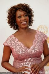 组图：老牌女星奥尔夫雷-沃德亮相艾美红毯