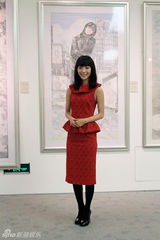 组图：王珞丹优雅红裙亮相 跨界获封时尚丽人