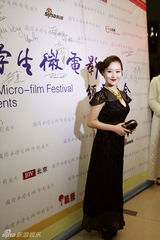 组图：徐海星走红毯曝出事业线 疑似隆胸