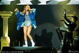 组图：蕾哈娜波兰开唱换新战袍 台上风骚脱外套