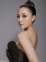 高清图：殷桃卷发迷人似女神 杨贵妃微露熟女风范