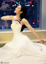 组图：刘思彤纱裙写真显鬼马本色