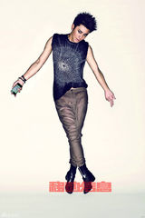 幻灯图：贾乃亮另类登封面  烟熏妆展哥特气质