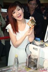 组图：Selina无袖长裙亮相 坦然露手臂疤痕