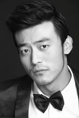 组图：刘一黑白写真 五格表情显男人魅力