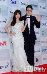 组图：宋慧乔李钟硕李准基等亮相电视颁奖礼