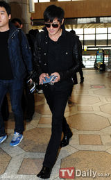 组图：张东健全黑装赴日 低调亲和打招呼