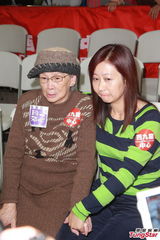 组图：梅妈哭诉将出书曝不满内幕 称感激谭咏麟