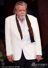 组图：《硬纸盒小镇》首映 导演埃曼诺牵爱妻亮相