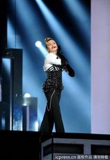 组图：麦当娜挑逗肌肉男上演致命诱惑