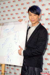 组图：陶喆黑色西服帅气亮相 现场不会写中文