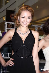 组图：安心亚露美背剪彩 柴智屏劝Makiyo安心工作