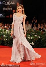 组图：安娜蕾-提普顿闪耀红毯 裸色纱裙飘逸轻盈