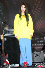 组图：田馥甄遭批敛财泪崩 数百歌迷力挺止痛