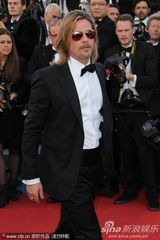 组图：皮特戛纳走秀长发黑超显帅气