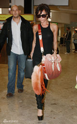 幻灯图集：维多利亚现身机场 衣着单薄秀身材