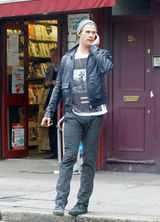 高清图：克里斯-海姆斯沃斯现身伦敦 吐舌表情多