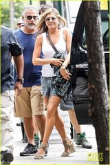 组图：44岁安妮斯顿背心热裤 疑真空当街激凸