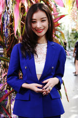 组图：倪妮亮相巴黎时装周 宝蓝西装炫目优雅