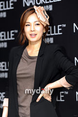 组图：蔡妍干练装扮为名品站台 韩艺瑟优雅妩媚